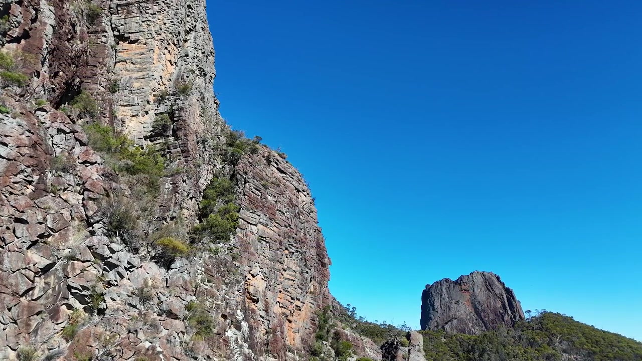 Acantilados de montaña escarpados bajo un cielo azul claro