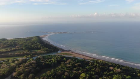 Vista-Superior-De-Drones-De-Costa-Rica-Que-Muestra-El-Mar,-La-Costa-Y-El-Bosque-De-Palmeras-En-El-Océano-Pacífico-Con-Una-Playa-En-Forma-De-Cuento-De-Ballena