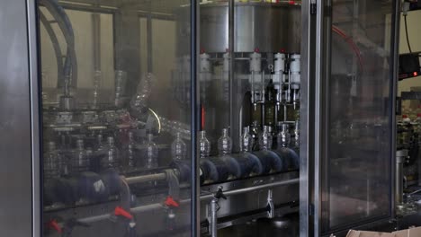 dentro de una instalación eficiente de producción de vinagre con línea de embotellado automatizada en una planta industrial