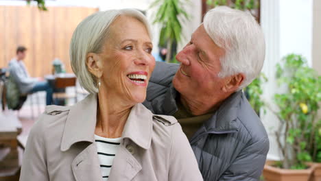 Liebevolles-älteres-Paar,-Das-Zuneigung-Zeigt