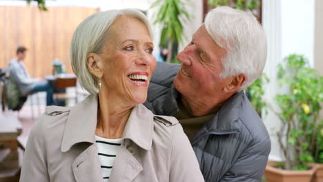 una pareja de ancianos que muestran afecto