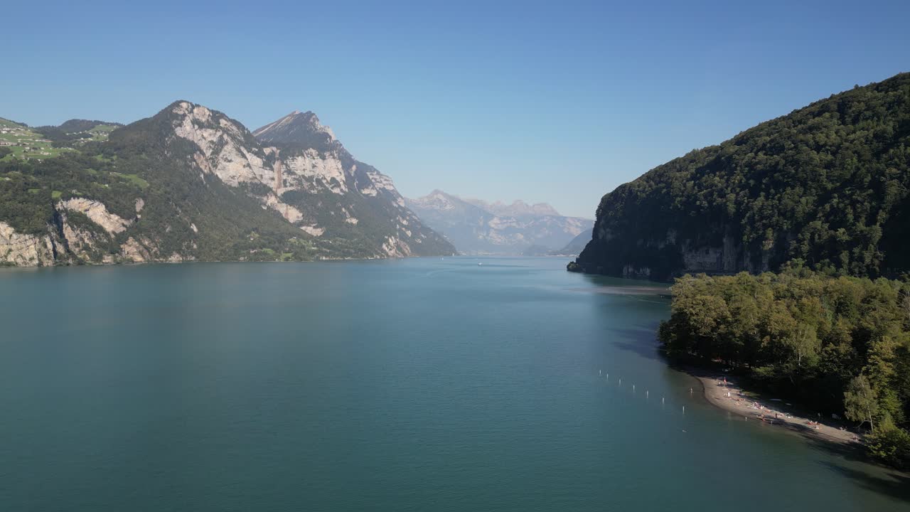 드론이 알프스 산맥의 강, 숲, 산 위를 날아다니는 영상
