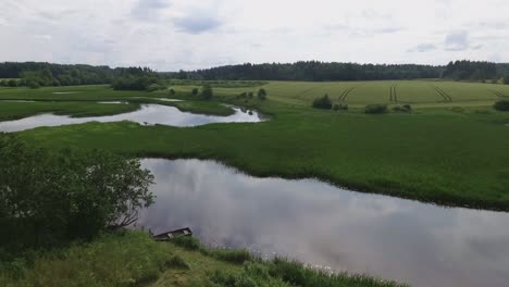 Barco-A-La-Izquierda-En-Un-Río-Sinuoso-En-Un-Día-Nublado-De-Verano