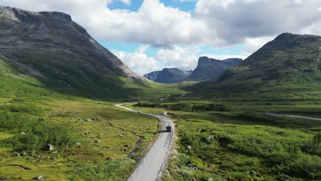 Wohnmobil-Fährt-Auf-Malerischer-Strecke-Zum-Trollstigen-Im-Reinheimen-Nationalpark,-Norwegen-–-Luftaufnahme