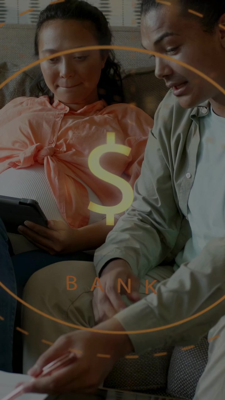 Video verticale: Coppia che usa un tablet, il partner tocca con una penna e crea una sovrapposizione grafica di dollari per il budget.