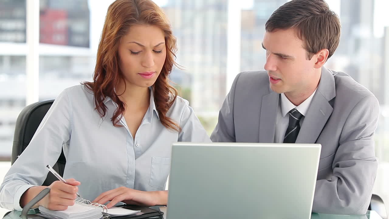 Professionisti felici che conversano