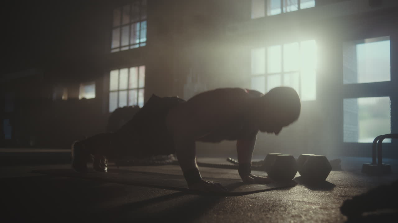 체육관에서 푸시업을 하는 남자