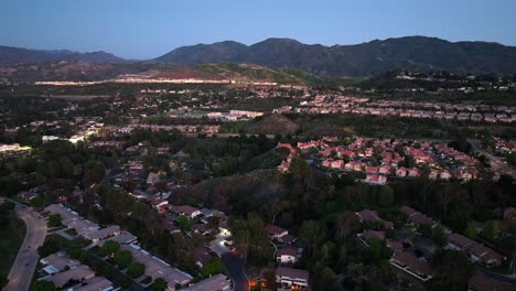 Vista-Aérea-Del-Barrio-Residencial-De-Santa-Clarita-Durante-La-Puesta-De-Sol-De-La-Hora-Dorada