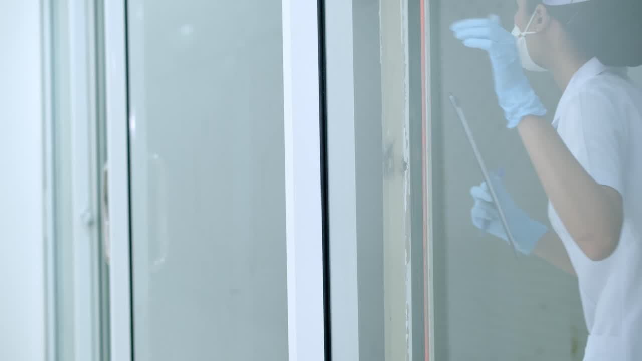 una enfermera del hospital ve una emergencia médica y corre para responder a ella