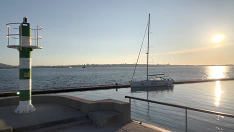 Amanecer-Con-Reflejos-En-El-Agua-Cerca-Del-Lujoso-Puerto-Deportivo-De-Troia