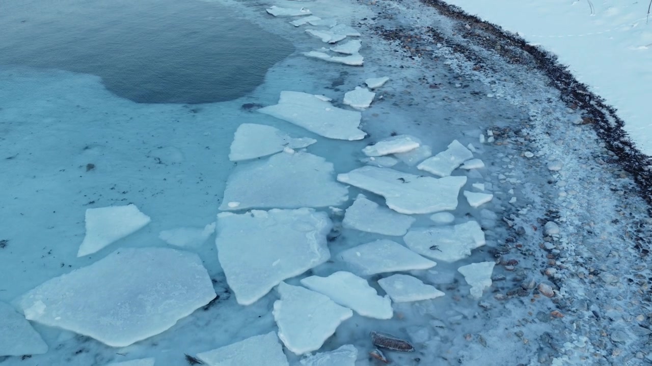 Costa ártica curva con hielo fragmentado en deshielo a lo largo de la costa de Noruega, dron