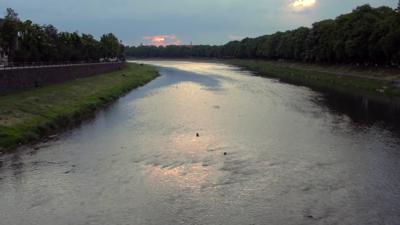 Smukt flodlandskab. Udsigt til flodstrøm ved solnedgang.