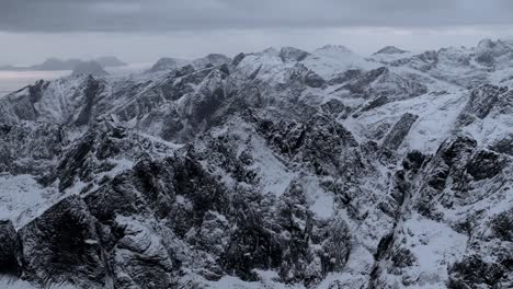 Vista-Aérea-Del-Hermoso-Paisaje-De-La-Montaña-Nevada-De-Noruega-Durante-El-Invierno