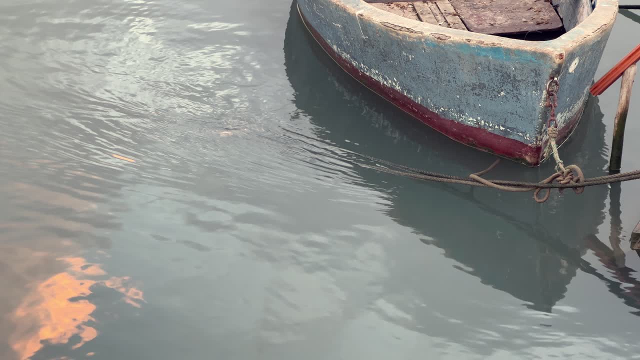 - крупный план носа пришвартованной рыбацкой лодки.