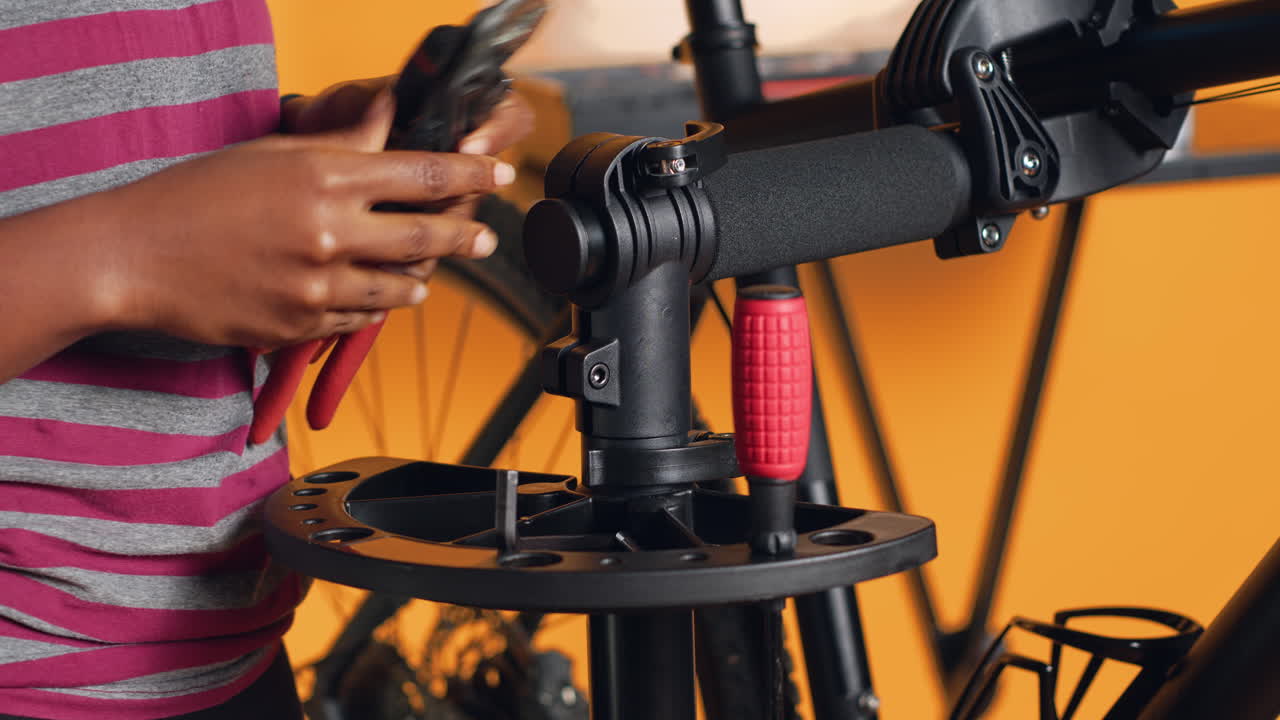 mecánico que prepara las herramientas de trabajo antes de comenzar a reparar una bicicleta rota