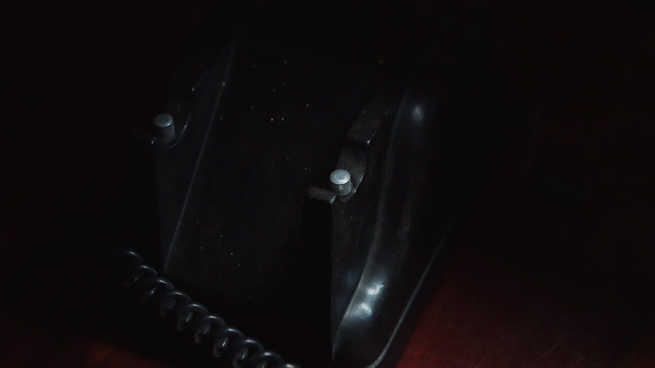 человек нервно нажимает кнопку на коленчатом телефоне