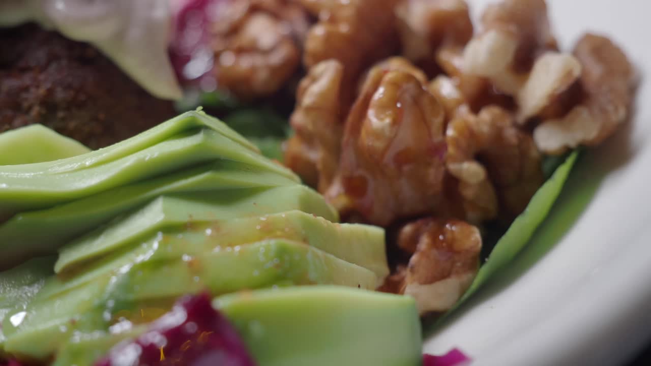 Avokado- og falafelsalat