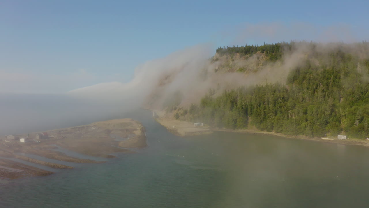 펀디 만에 있는 그랜드 마난 섬의 울퉁불퉁한 대서양 해안 위로 안개가 솟아오르는 공중 전망
