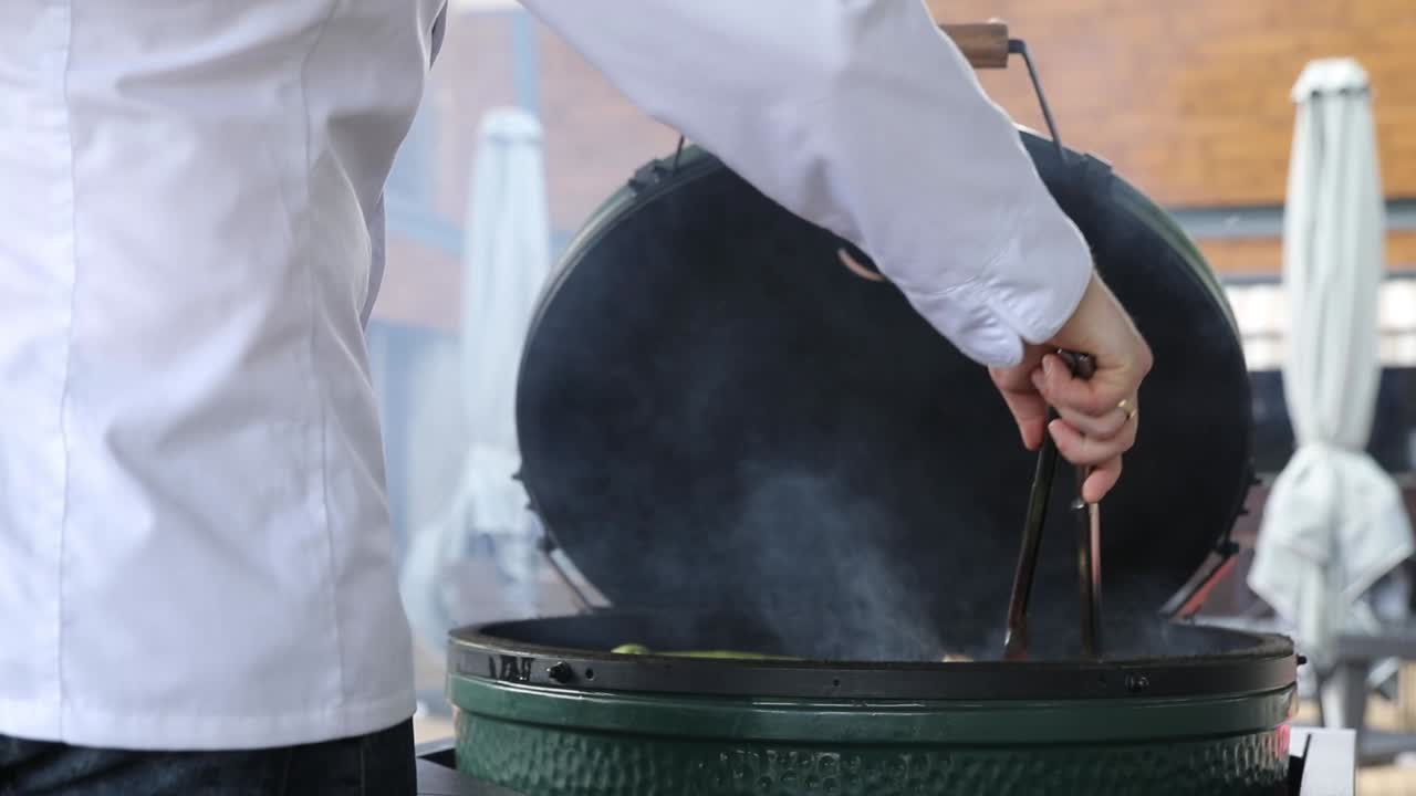 chef asando comida al aire libre