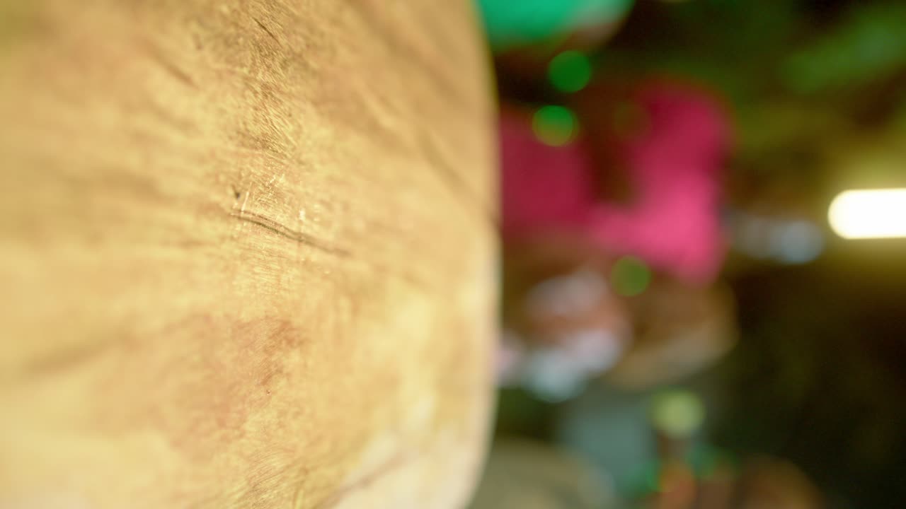 personas que sacan pinzones de carne de una tabla de cortar - tiro vertical