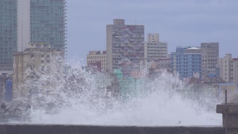 El-Paseo-Marítimo-Del-Malecón-De-La-Habana-Cuba-Recibe-Una-Paliza-Durante-Una-Gran-Tormenta-De-Invierno-14