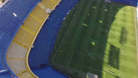 Jugadores-Entrenando-En-El-Estadio-De-La-Bombonera-De-Boca-Juniors-En-Buenos-Aires,-Argentina