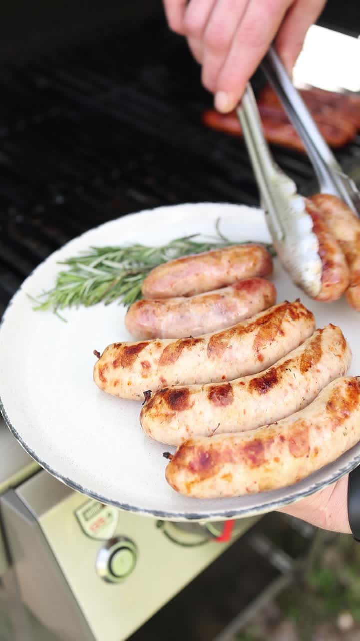 salchichas a la parrilla en un plato