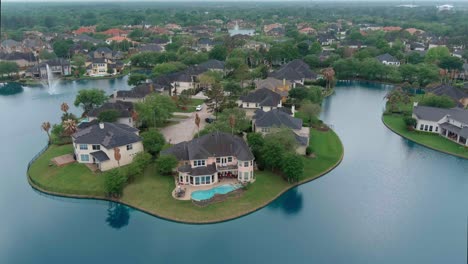 Aerial-view-of-affluent-homes-in-Houston,-Texas