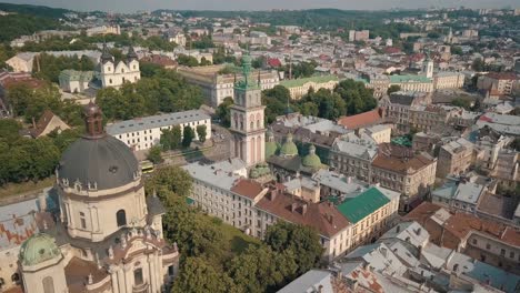 Luftdrohnenvideo-Der-Stadt-Lemberg,-Ukraine.-Alte-Ukrainische-Dominikanerkirche.-Panorama-Der-Altstadt