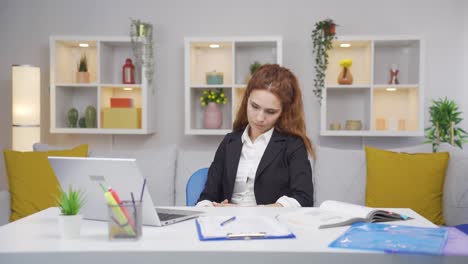 Home-Office-Mitarbeiterin-Denkt-Deprimiert.