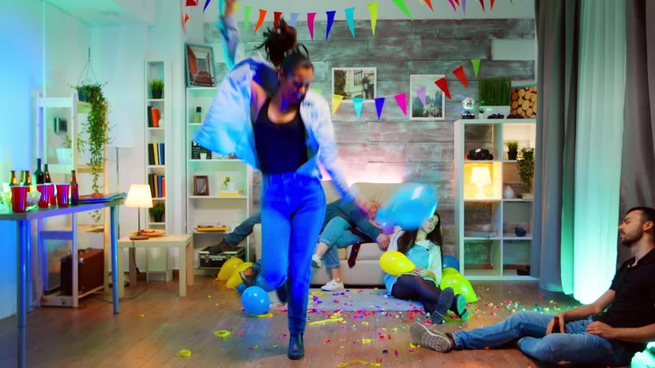 joven atractiva y enérgica bailando en la fiesta