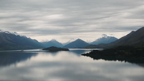 Langsames-Schwenken,-Friedliches,-Dennoch-Schönes-Bergseepanorama-Mit-Spiegelungen-Und-Silhouetten