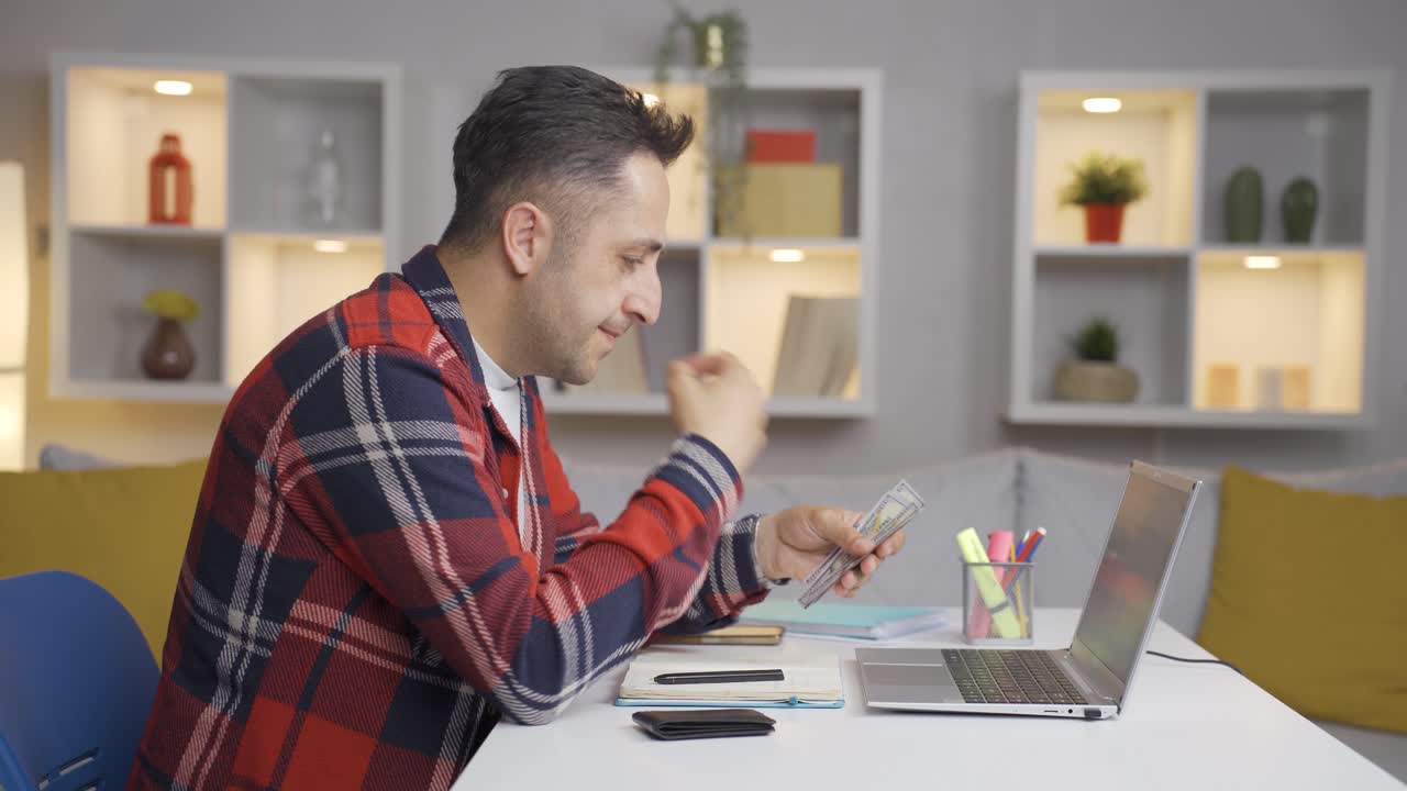 el hombre con el dinero es considerado.