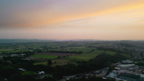 Erkunden-Sie-Heckmondwike,-Großbritannien,-Mithilfe-Von-Drohnenaufnahmen:-Industrie,-Straßen,-Altstadt-Und-Yorkshires-Sommerliche-Abendstimmung