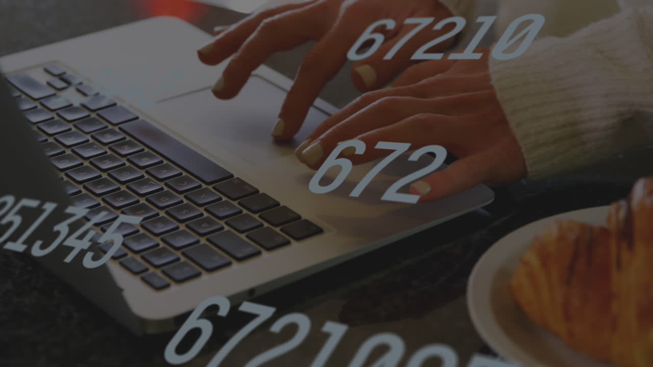 animación de múltiples números cambiantes sobre una mujer caucásica escribiendo en una computadora portátil y entregando un plato