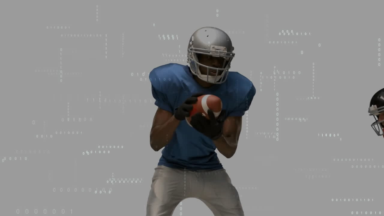 Giocatore di football americano che afferra il pallone in studio, mostrando una sovrapposizione tecnologica con codice binario fluttuante.