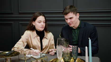 pareja sentada en una mesa elegante