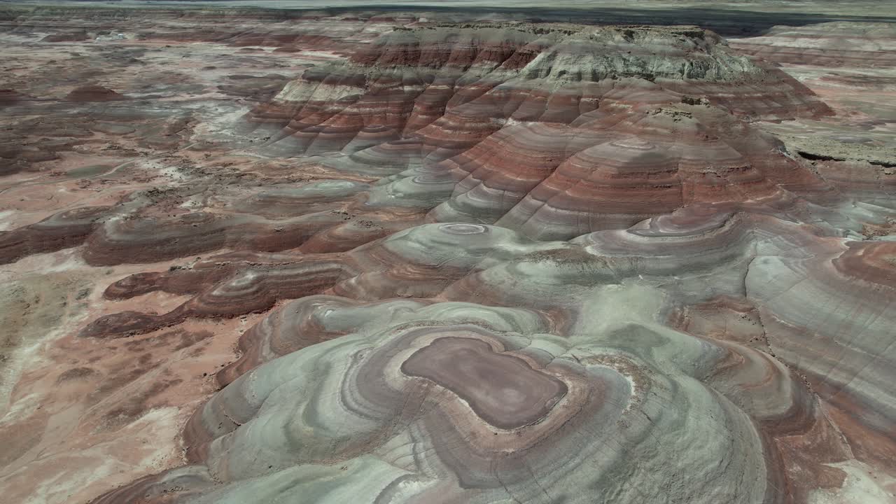 vista aérea de las colinas de arcilla bentonita cerca de la estación de investigación de marte, hanksville, utah, estados unidos