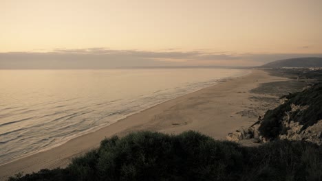 Vista-Panorámica-De-La-Hermosa-Playa-Durante-El-Atardecer-Sin-Gente,-Dunas-De-Arena