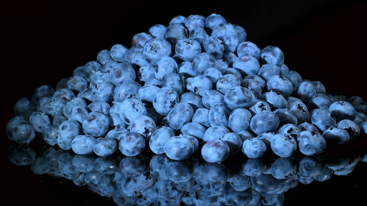 검은 유리판에 블루베리를 회전시켜 반사시. 클로즈업, 카메라 회전 360도. 보그 빌베리, 보그 블루베리, 노던 빌베리 또는 웨스턴 블루버리 (vaccinium uliginosum)