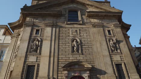 la entrada de la iglesia