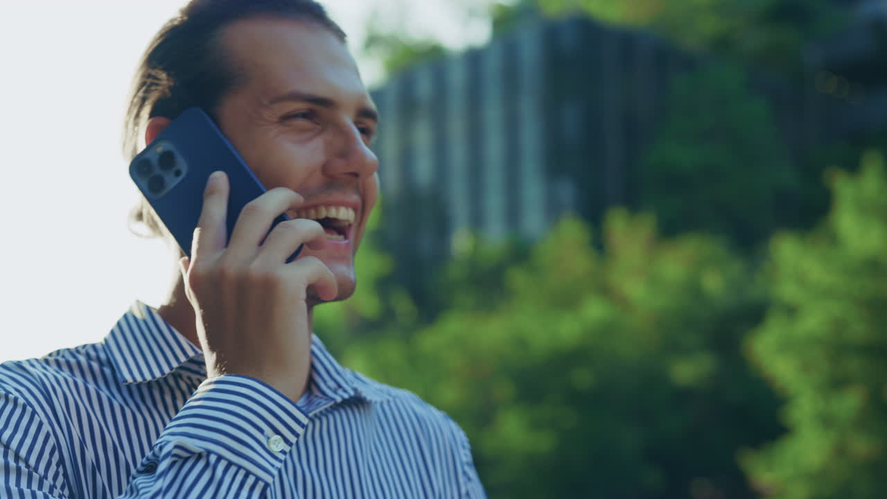 야외에서 전화 통화하는 남자