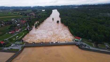 Schreckliche-4K-Drohnenaufnahmen-Aus-Der-Luft-Von-Markovci-In-Der-Nähe-Von-Ptuj