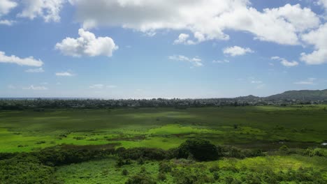 Hawaiian-field,-sun-and-clouds-passing-over