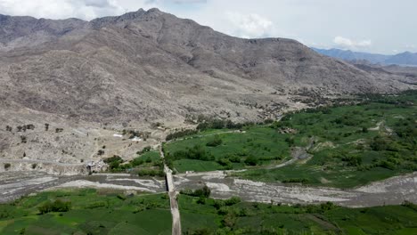 Puente-En-Medio-De-La-Majestuosidad-De-Las-Montañas-Y-La-Belleza-Natural.