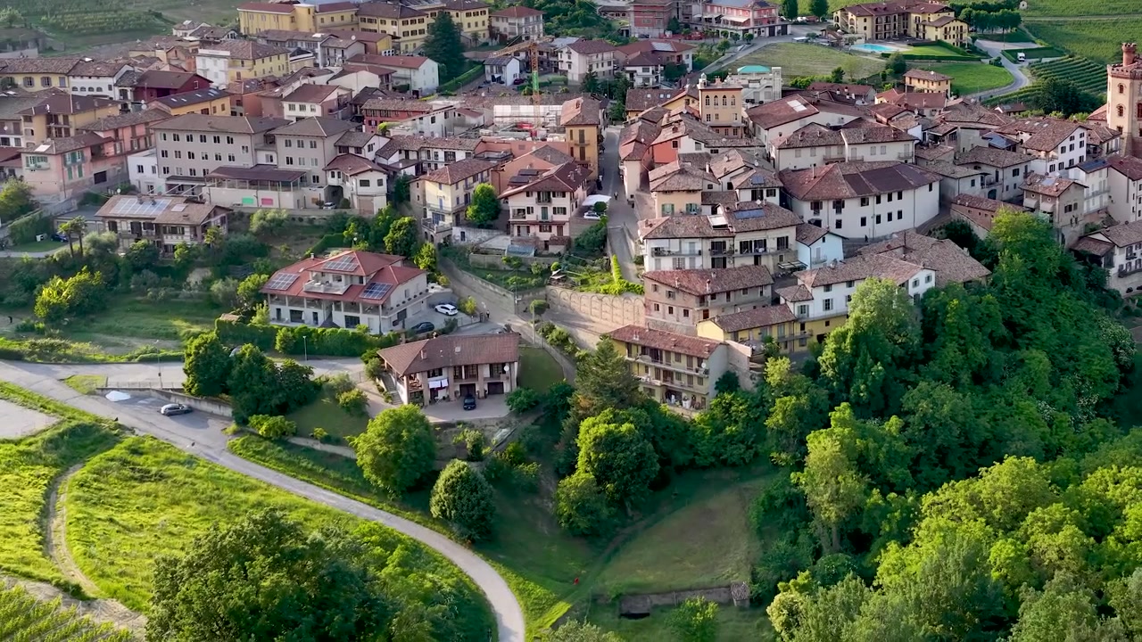 Vista aerea di un pittoresco villaggio europeo su una collina verdeggiante