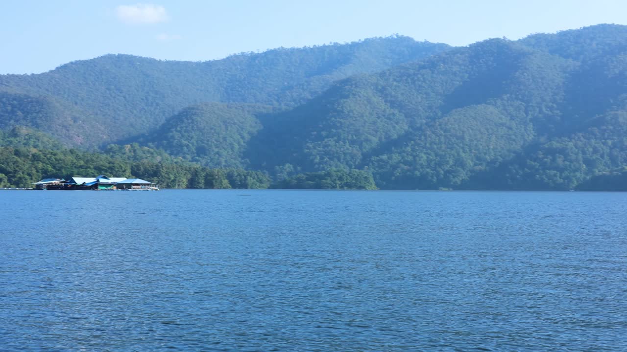 лодки пересекают спокойное горное озеро