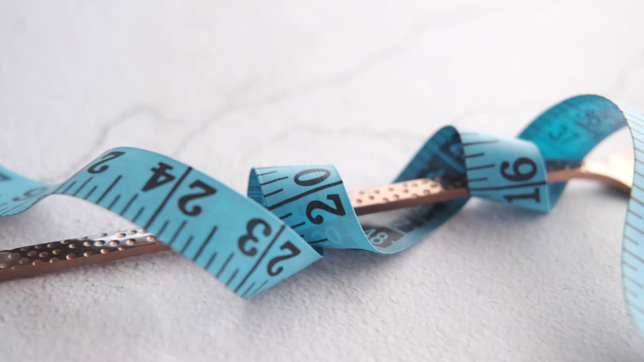 측정 테이프와 포크