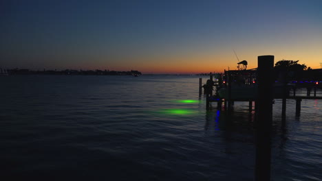 Eine-Hütte-Oder-Eine-Holzhütte-Auf-Einem-Pier-Bei-Sonnenuntergang