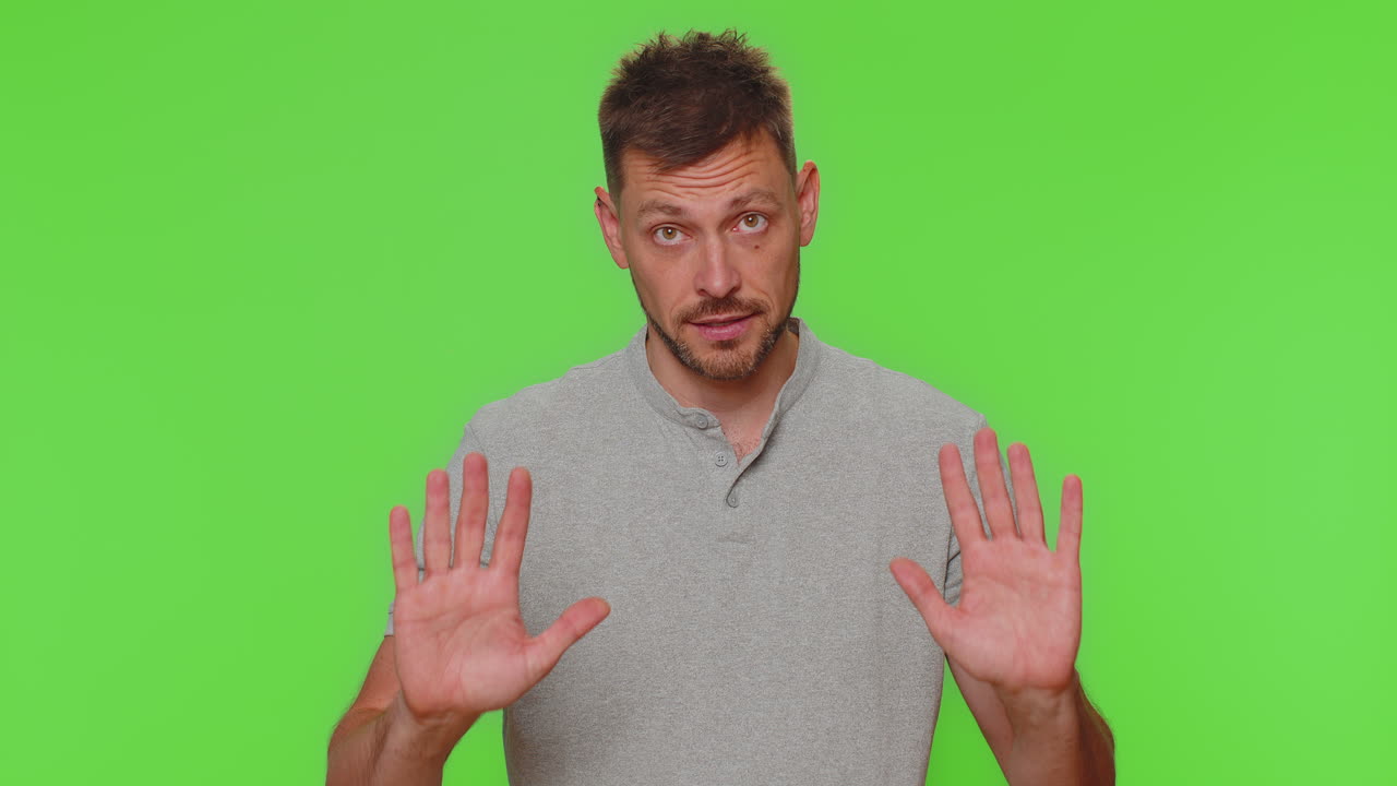 남자 는 권고 하는 손가락 동작 으로 경고 하고, "아니요, 조심 하세요, 위험 을 피하세요"라고 말 하며, 불쾌 한 표지